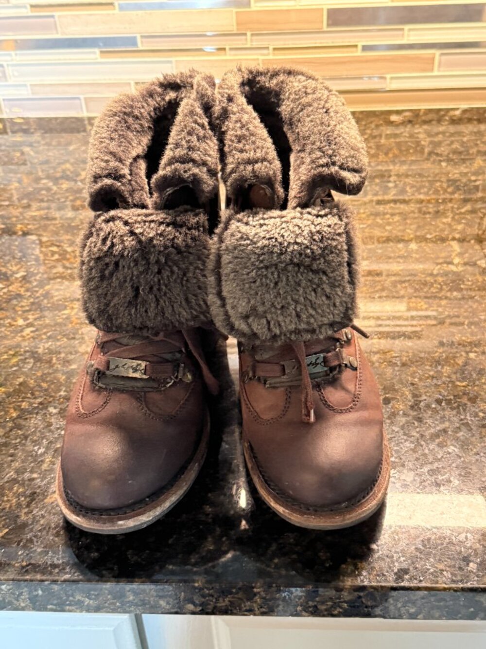 Gorgeous Frye Shearling Lined Heeled Boots - Women's 6M - Very good used cond.